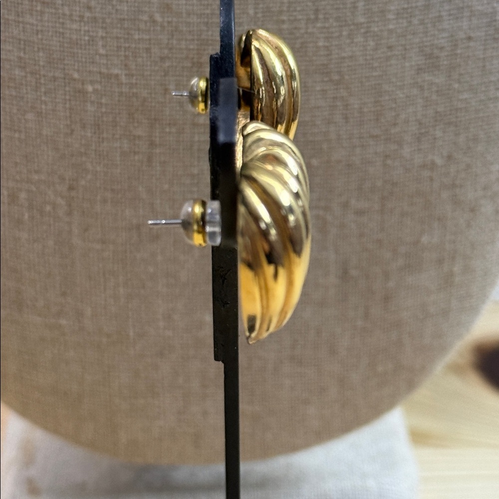Avon Gold Textured Heart Earrings - Picture 4 of 6